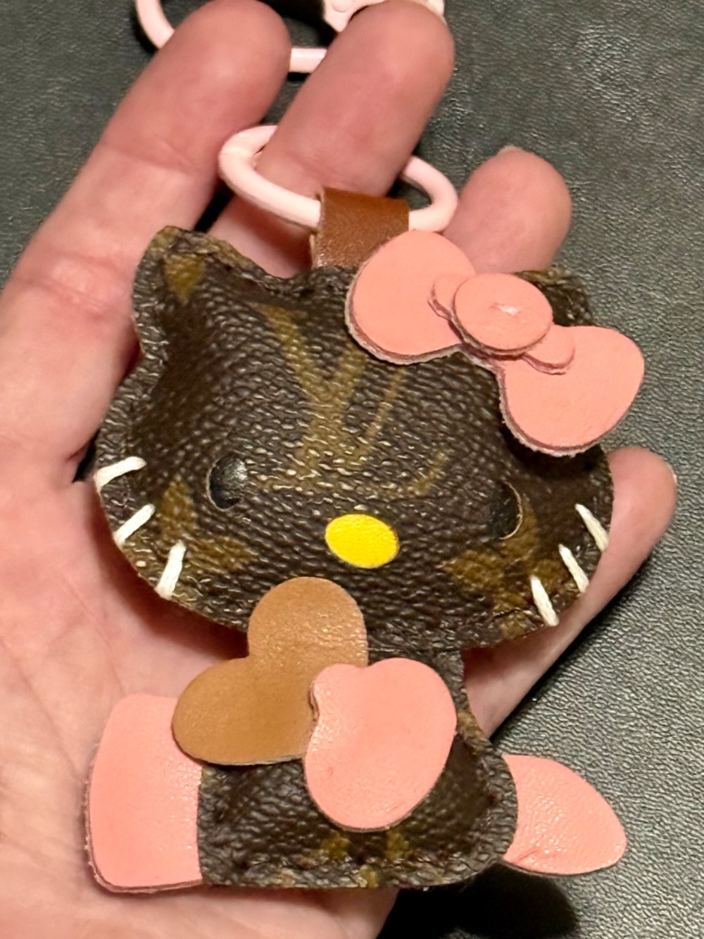 Leather Hello Kitty Key ring - Picture 5 of 5